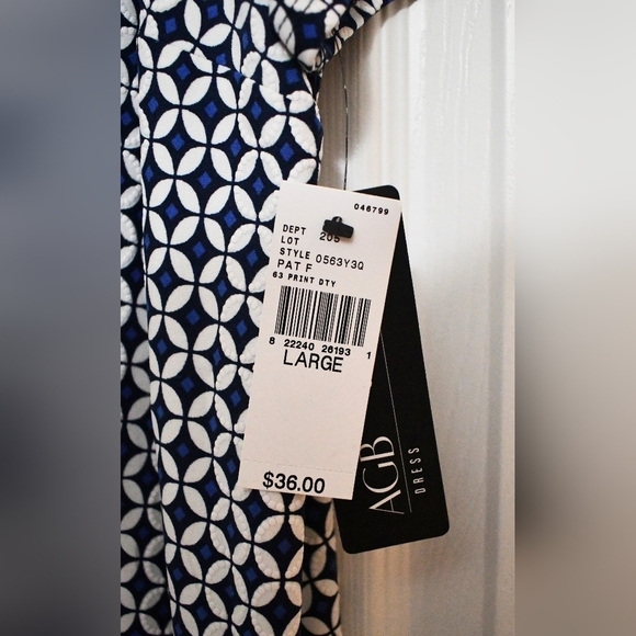 Women's AGB Dress Geometric Print Shift Dress - Picture 4 of 7